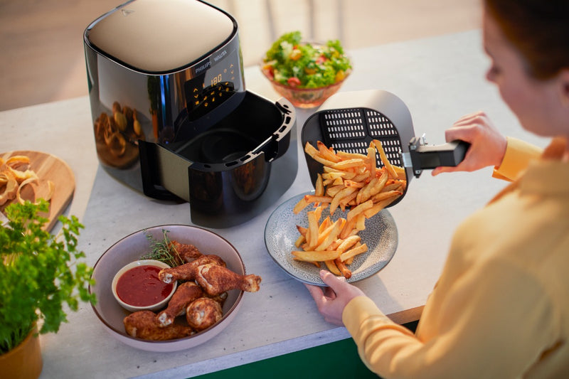 Fritadeira elétrica airfryer Philips Walita essential XL Ri9270 painel digital potência 2000W 6,2 litros preta 110v